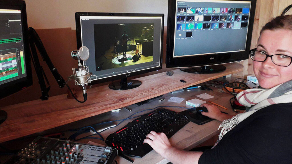 Poste de travail avec écran de montage vidéo, illustrant l’accompagnement et la formation proposés par SILAB.